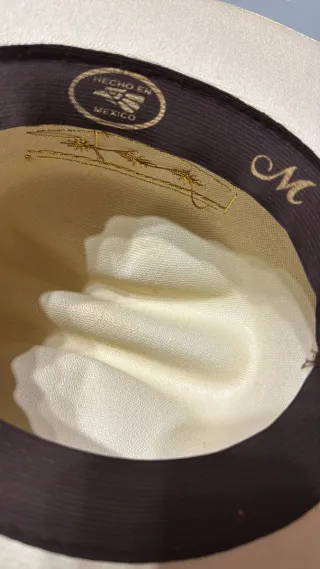 Sombrero beig  con detalles dorados