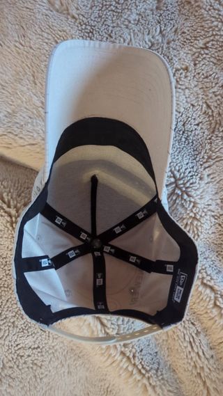 Gorra New Era Beige con Diseño Topográfico