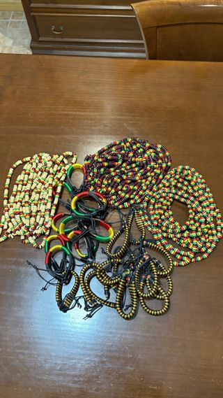 Gran lote de pulseras y collares regae o rasta