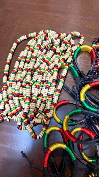 Gran lote de pulseras y collares regae o rasta