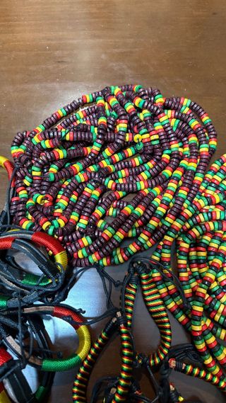 Gran lote de pulseras y collares regae o rasta