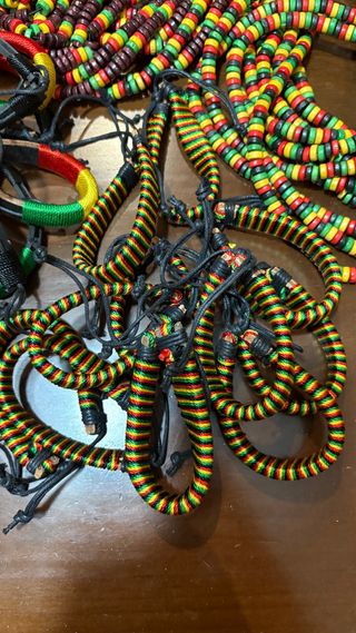 Gran lote de pulseras y collares regae o rasta