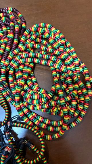 Gran lote de pulseras y collares regae o rasta