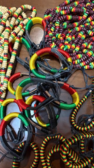 Gran lote de pulseras y collares regae o rasta