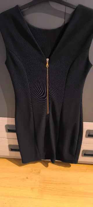 Vestido negro con adornos