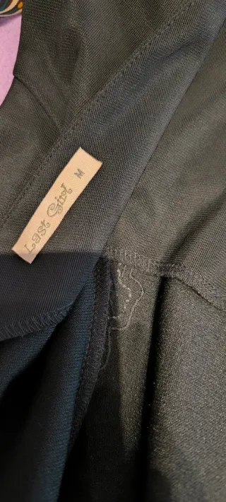 Vestido negro con adornos