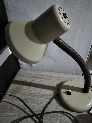 Lampada da tavolo beige e marrone