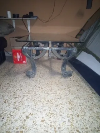 Mesa antigua de centro cristal y forja