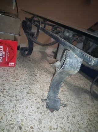 Mesa antigua de centro cristal y forja