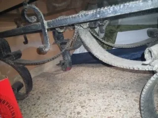 Mesa antigua de centro cristal y forja