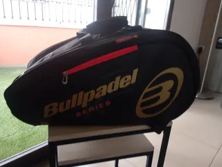 Mochila Bullpadel Negra y Dorada