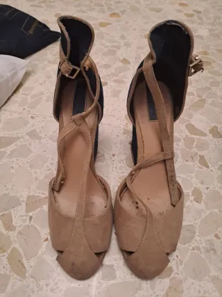 Zapatos de tacón beige y negro