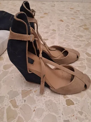Zapatos de tacón beige y negro