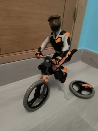 Muñeco Action Man con bicicleta