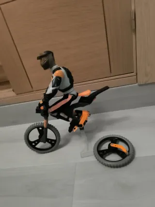 Muñeco Action Man con bicicleta