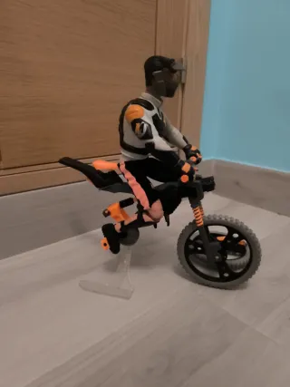 Muñeco Action Man con bicicleta