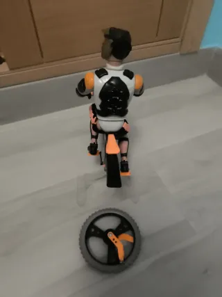 Muñeco Action Man con bicicleta
