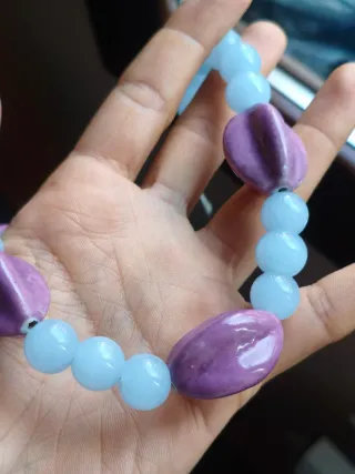 Collar azul y morado con cuentas