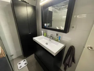 Muebles de baño negros y blancos