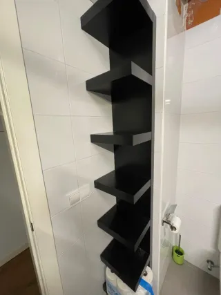 Muebles de baño negros y blancos