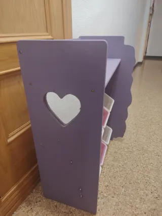 Estantería infantil de madera y plástico