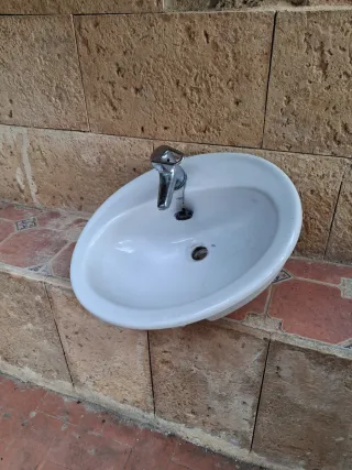 Pila de lavabo de cerámica blanca