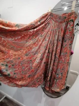 Pantalón ancho estampado estilo indie