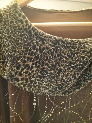 Blusa marrón con estampado animal y pedrería broch