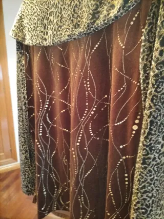 Blusa marrón con estampado animal y pedrería broch