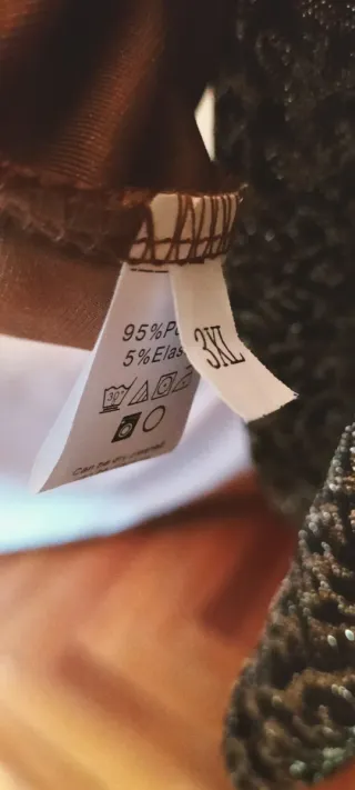 Blusa marrón con estampado animal y pedrería broch