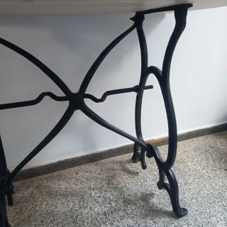 Mesa de madera y hierro