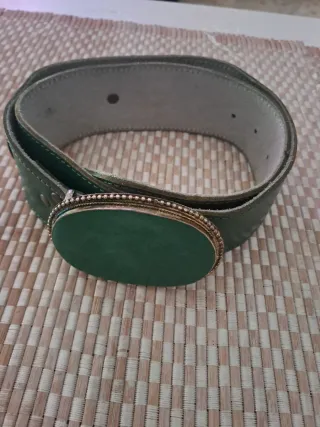 Cinturón verde con hebilla ovalada