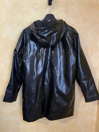 Chubasquero negro Pull&Bear mujer