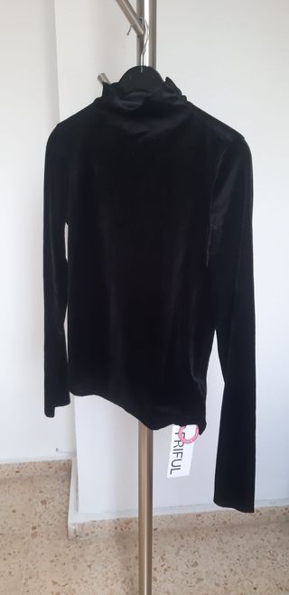 Jersey de terciopelo con cuello alto pero no aprie