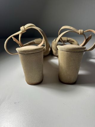 Zapatos de tacón dorados Payma