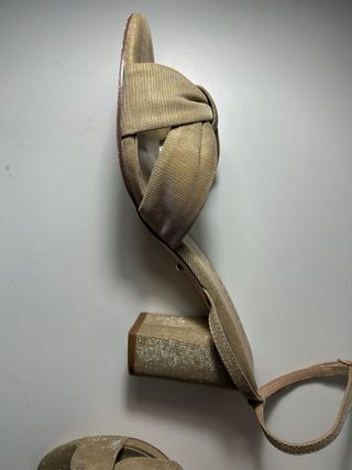 Zapatos de tacón dorados Payma