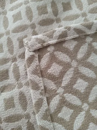 Mantel beige y gris con diseño