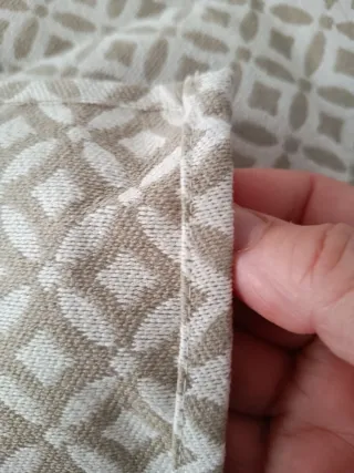 Mantel beige y gris con diseño