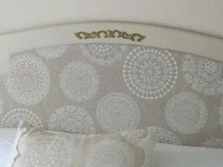 Cabecero de tela con detalles dorados