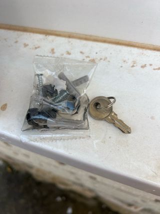 Buzón negro con cerradura