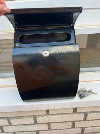 Buzón negro con cerradura