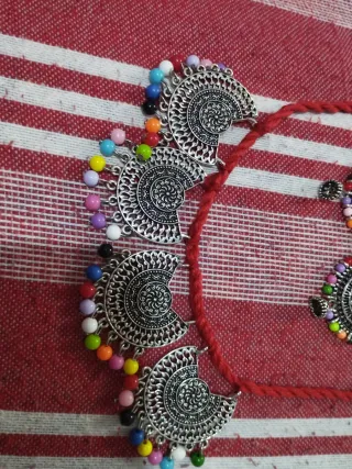 Collar y pendientes plateados con cuentas