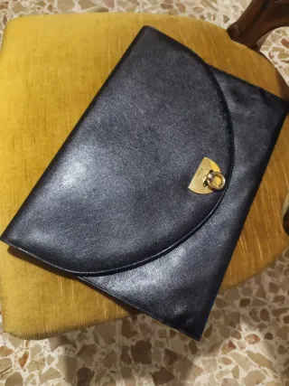 Pochette Guy Laroche nera con dettagli oro