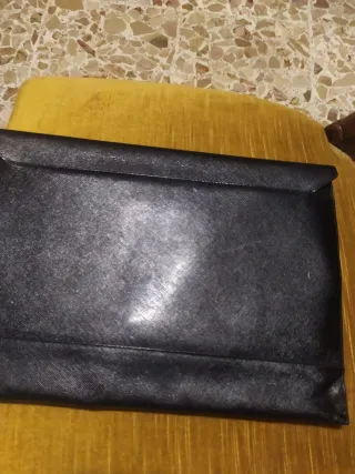 Pochette Guy Laroche nera con dettagli oro