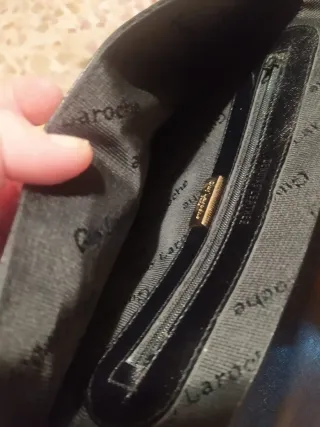 Pochette Guy Laroche nera con dettagli oro