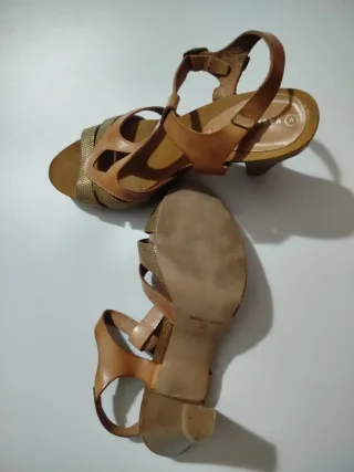 Sandalias de piel tacón marrón y dorado
