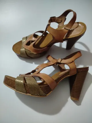 Sandalias de piel tacón marrón y dorado