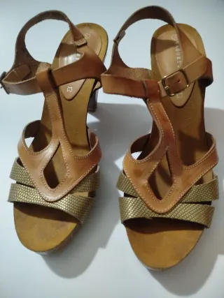 Sandalias de piel tacón marrón y dorado