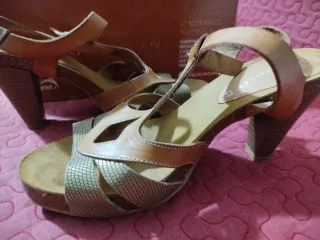 Sandalias de piel tacón marrón y dorado