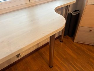 Escritorio blanco y plateado